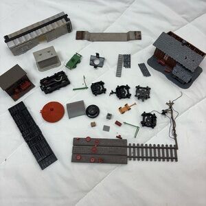 HO Train Accessories Lot Over 30 Pieces